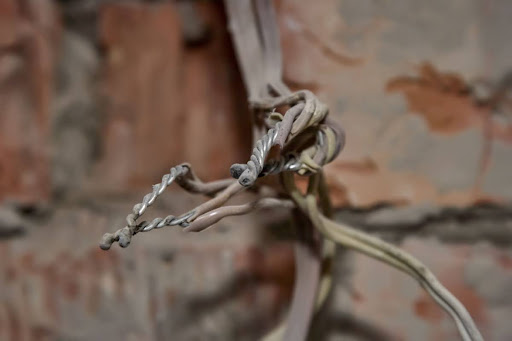 Aluminum wiring tangled together dangerously.